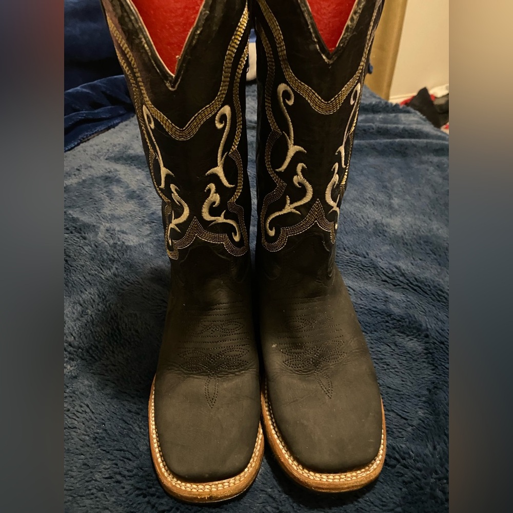 Black Western Cowboy Boots with Embroidered Design. MEX size 26